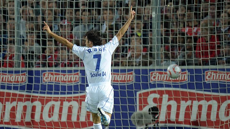 Schalkes Altstar Raul bejubelt das 1:0 durch Teamkollege Ivan Rakitic.