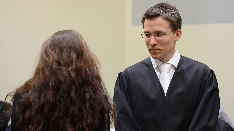 Die Angeklagte Beate Zschäpe wurde erstmals von ihrem neuen, vierten Anwalt, Mathias Grasel, verteidigt.