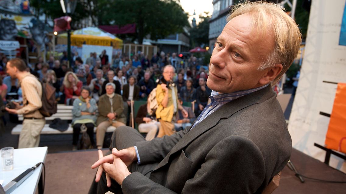 Trittin sitzt bei der Diskussion zu "30 Jahre Republik Freies Wendland" des Schauspiels Hannover auf dem Podium.