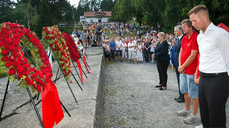 Die Gedenkfeier auf der Insel Utöya  vor fast einem Jahr: Dort soll eine Gedenkstätte entstehen.