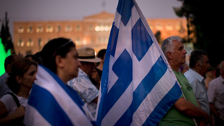 Griechen protestieren vor dem Parlament in Athen gegen die Einigung mit den Gläubigern.