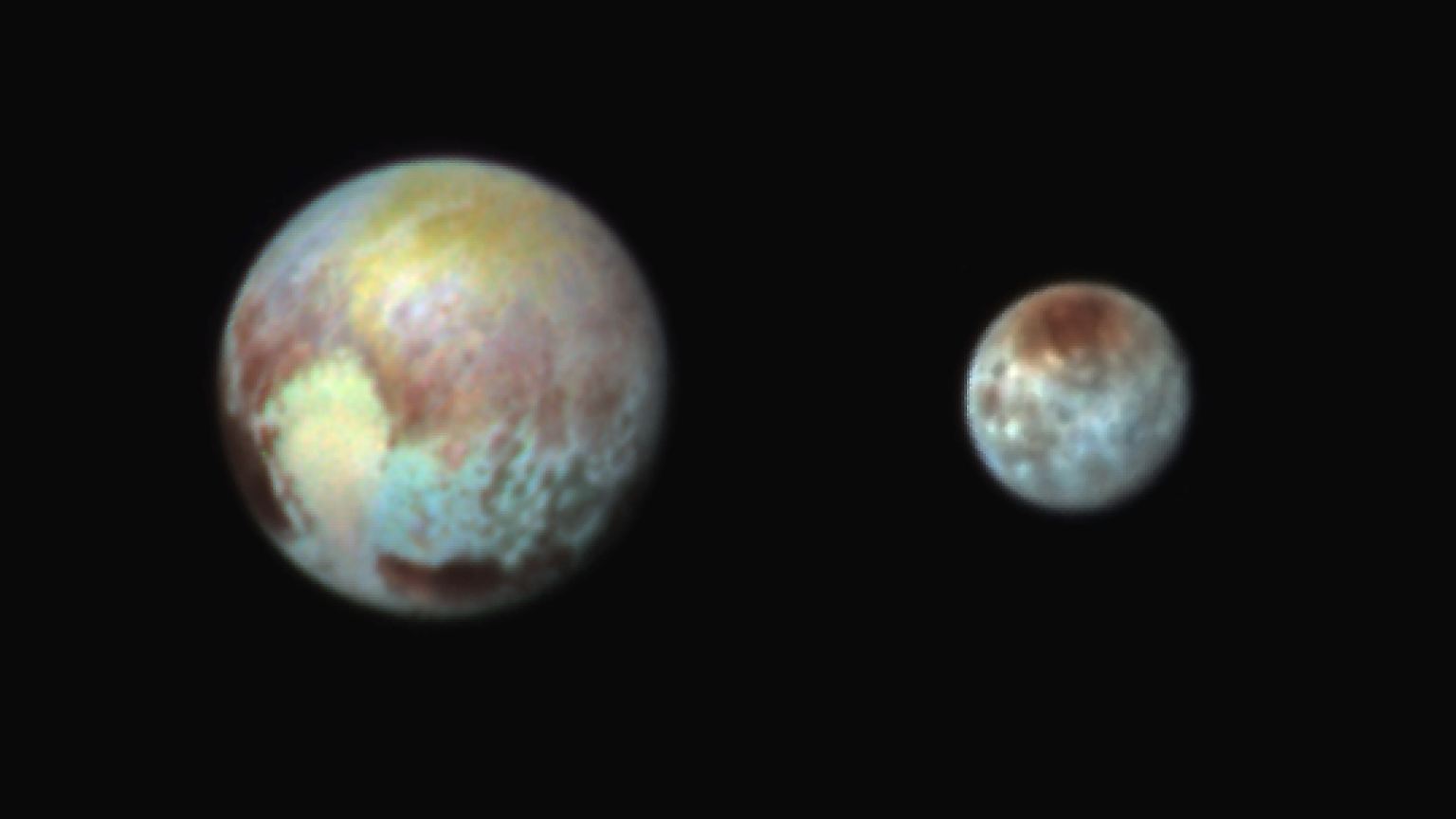 Es ist der 13. Juli 2015, noch ist die Sonde "New Horizons" 766.000 Kilometer von Pluto entfernt. Da gelingt dieses Bild von dem Zwergplaneten und seinem Mond Charon. Zwar entsprechen die Farben nicht der Wirklichkeit, doch sie machen deutlich, dass die Oberfläche der beiden Himmelskörper aus sehr vielen unterschiedlichen Materialien besteht. "Diese Bilder zeigen, ...