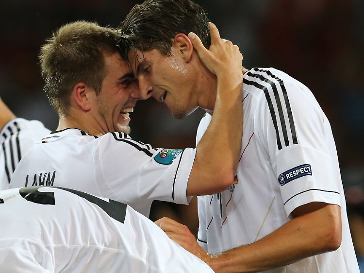 Charkow, 13. Juni 2012: Mario Gomez, rechts, feiert mit Philipp Lahm sein bisher letztes Tor für die deutsche Nationalmannschaft.