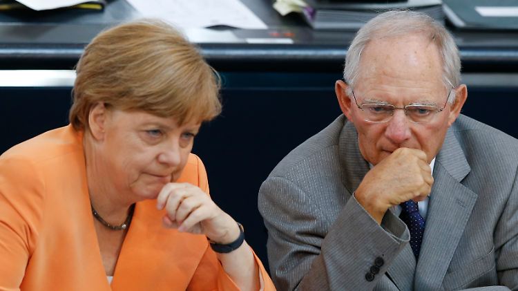 Erfolgreiche Krisenmanager? Vielleicht in Griechenland. Wenn es um die Probleme in Deutschland geht aus Sicht der Wähler zuletzt wohl nicht so sehr: Kanzlerin Angela Merkel und Finanzminister Wolfgang Schäuble.