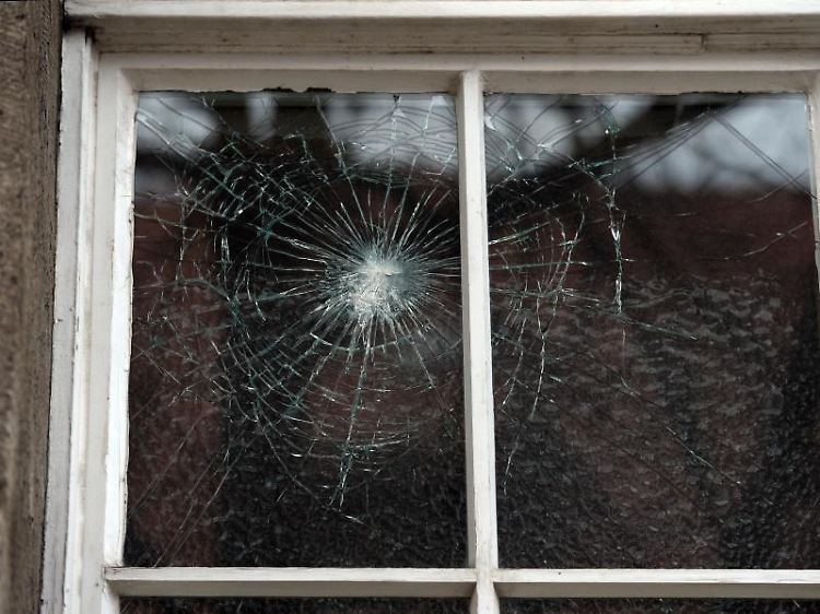 Fenster sind als Teil des Gebäudes Gemeinschaftseigentum. Mieter müssen nicht alle Reparaturkosten alleine tragen.