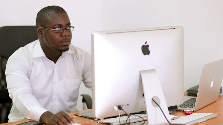 Raindolf Owusu (24) hat Afrikas ersten Internetbrowser entwickelt. Er wird auch der "Mark Zuckerberg von Afrika" genannt.