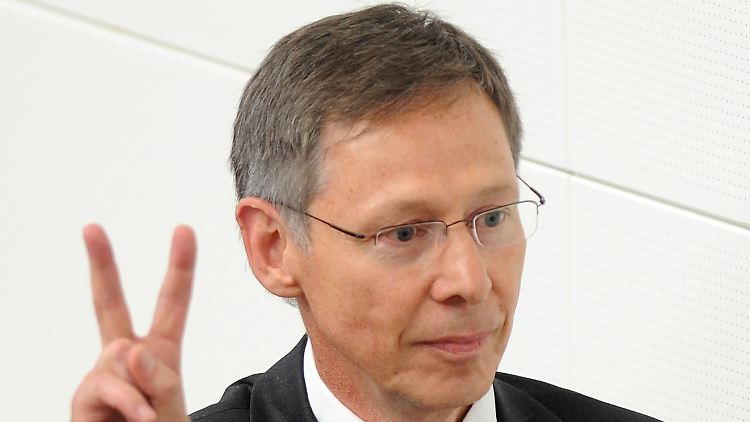 Carsten Sieling legt vor dem Bürgerschaftspräsidenten in der Bürgerschaft Bremen seinen Amtseid ab.