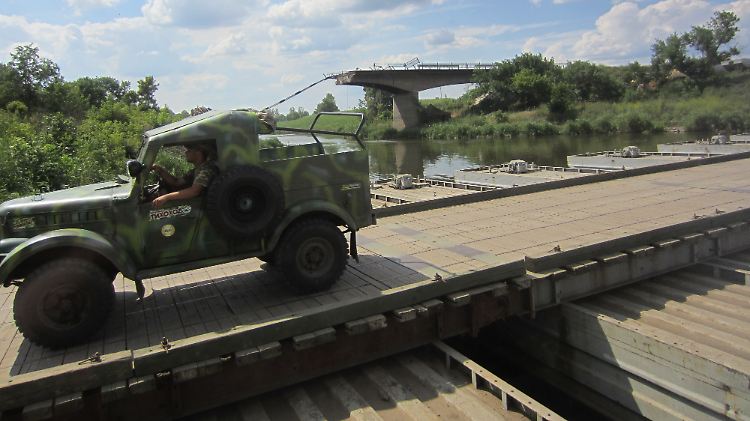 Ein Militärfahrzeug fährt am 2. Juli an einer gesprengten Brücke vorbei am Fluss Kasenny Torez in der Stadt Slowjansk im Osten der Ukraine.