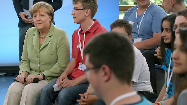 Im Rahmen des Bürgerdialogs "Gut leben in Deutschland" diskutiert Angela Merkel mit Kindern und Jugendlichen aus Rostock.