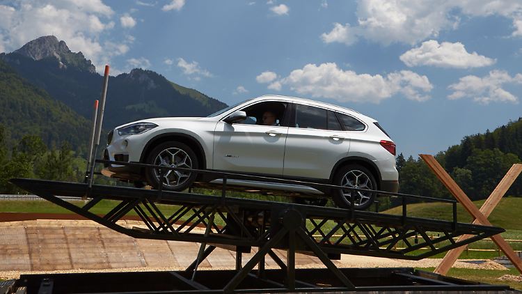 Erst suchen die Ingenieure nach Gleichgewicht, dann der Fahrer des BMW X1.