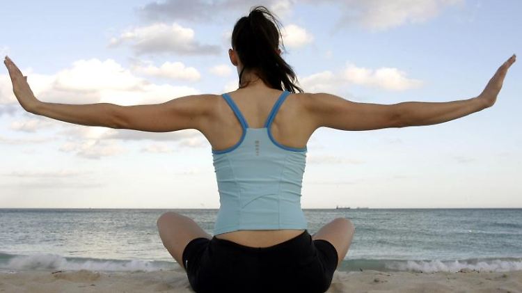 Yoga am Strand - das ist bei einem stressigen Berufsleben das richtige Gegenprogramm. Foto: Gero Breloer