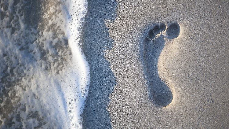 Meerwasser, Sand und Fußabdruck in Elafonisos.