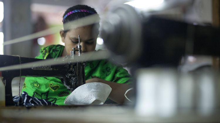 Näherin in Bangladesh: 20 Jahre hat das Land viel daran gesetzt, die Branche nach vorne zu bringen. Inzwischen belegt es weltweit Platz Drei.