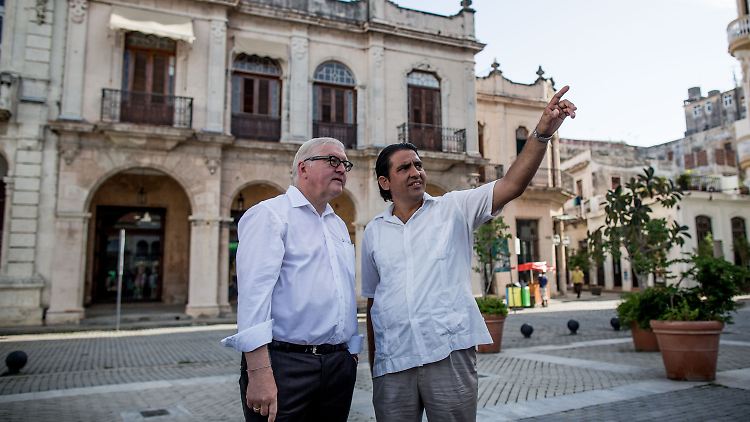 Ein Stadtführer zeigt Außenminister Steinmeier die historische Altstadt von Havanna.