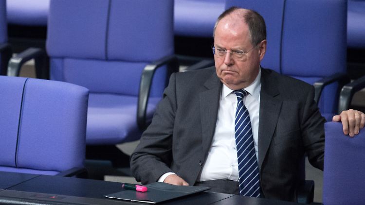 Bald braucht er hier nicht mehr zu sitzen: Steinbrück im Bundestag.