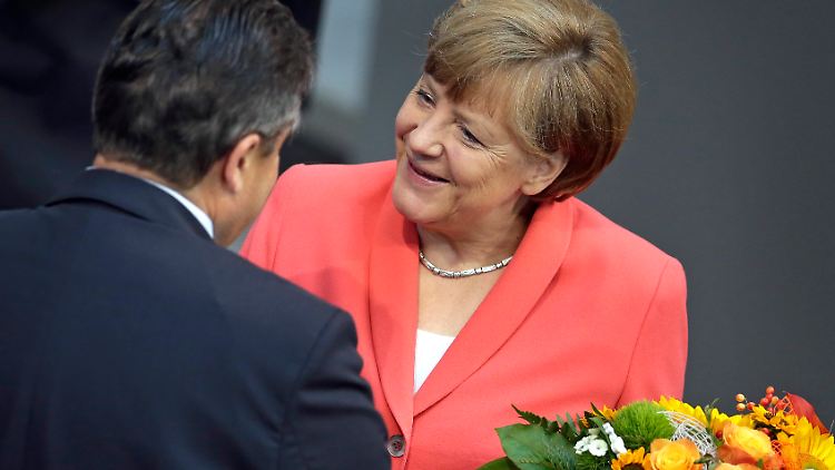 SPD-Chef Gabriel überreichte Merkel Blumen - nicht für ihrer Griechenlandpolitik, sondern weil sie heute ihren 61. Geburtstag feiert.