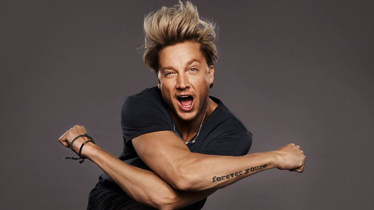 Dieser Mann hat Power, die ansteckend ist. 