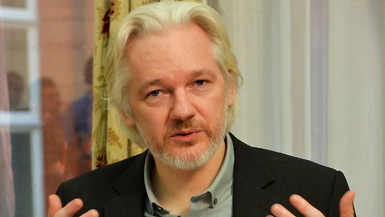 Seit dem 19. Juni 2012 sitzt Assange in Ecuadors Botschaft in London fest.