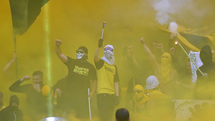 Auch beim DFB-Pokal-Finale in Berlin zündeten BVB-Fans Pyrotechnik.