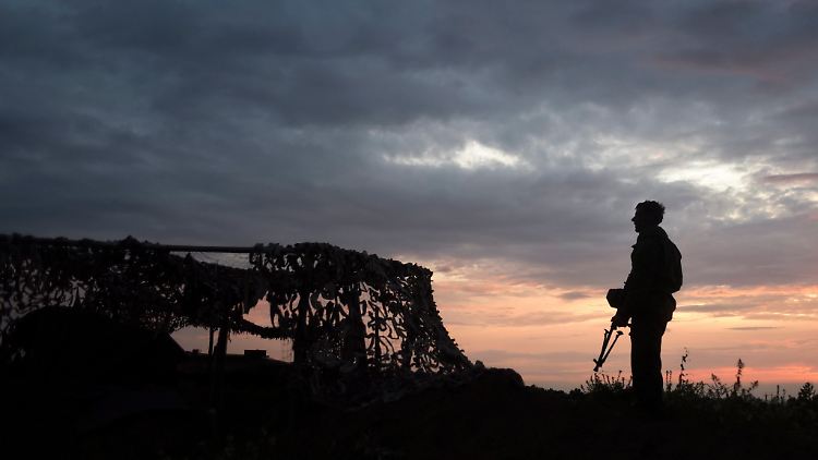 Ein ukrainischer Soldat in der Krisenregion: Trotz eines offiziellen Waffenstillstands sterben dort täglich Menschen durch Kämpfe.