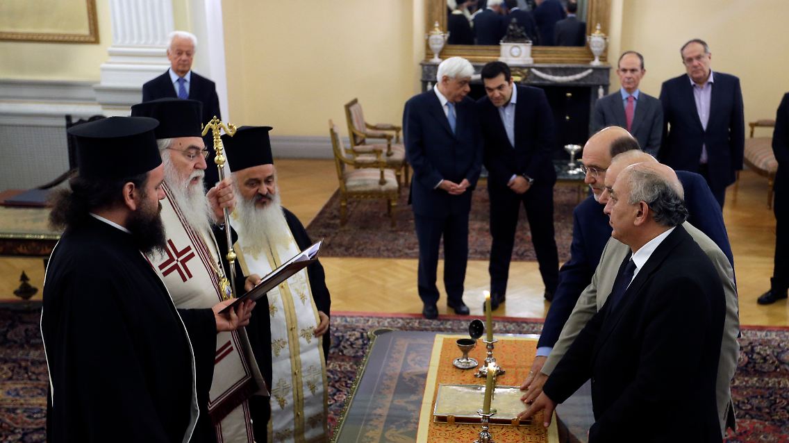 Regierungschef Alexis Tsipras schaut zu, wie seine neuen Kabinettsmitglieder ihren religiösen Eid ablegen.