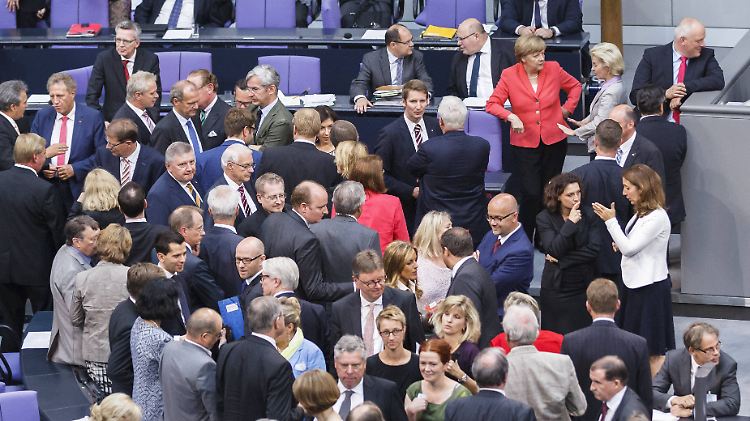 Abgeordnete geben am Freitag im Bundestag ihre Stimmen ab. Auf der linken Seite des Bildes (mit Brille und blauer Akte): CDU-Generalsekretär Tauber.