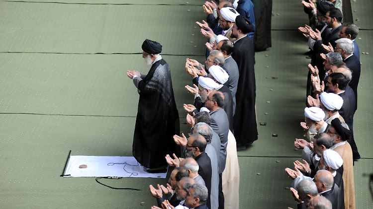 Chamenei beim Gebet in Teheran.