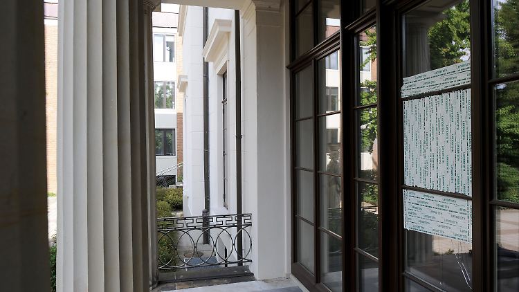 Auch Fensterscheiben gingen an dem Gebäude zu Bruch.