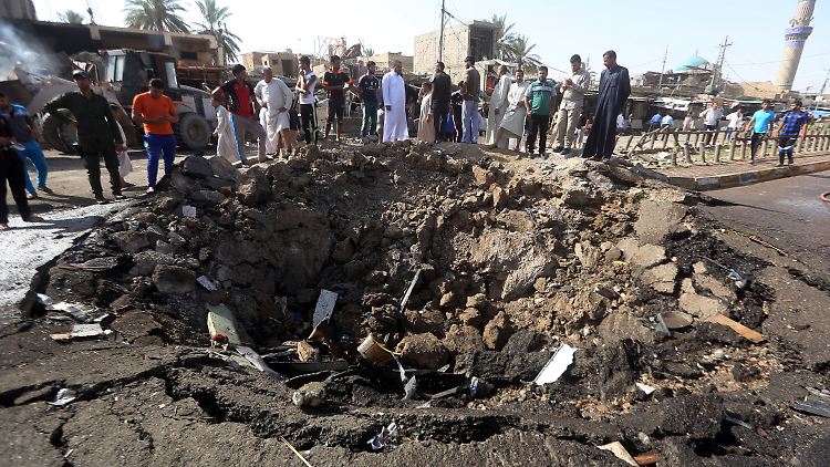 Die von einem Selbstmordattentäter gesprengte Bombe hinterlässt in Bani Saad einen fünf Meter großen und zwei Meter tiefen Krater.