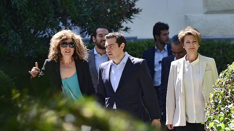 Nach der Vereidigung der neuen Minister: Alexis Tsipras verlässt den Amtssitz des Präsidenten in Athen. Neben ihm die neue Regierungssprecherin Olga Gerovasili (r.) und Vize-Außenministerin Sia Anagnostopoulou (l.).