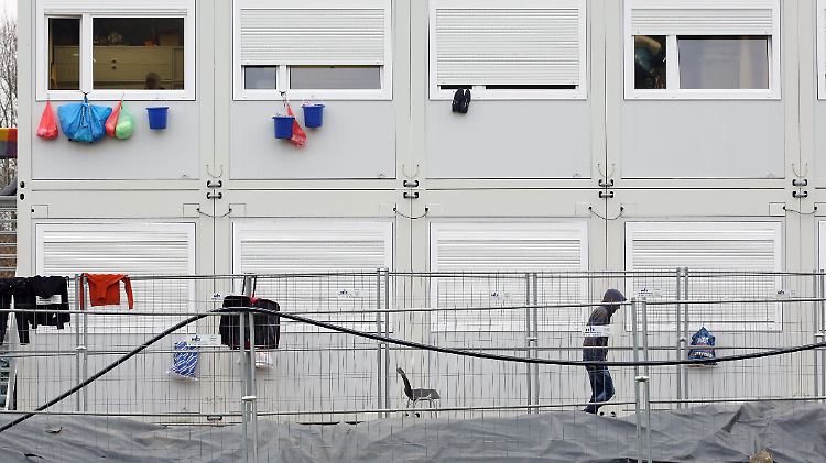In der Erstaufnahmeeinrichtung Schnackenburgallee leben derzeit 1300 Menschen. Für die Aufnahme weiterer Flüchtlinge braucht es dringend neue Unterbringungsmöglichkeiten.