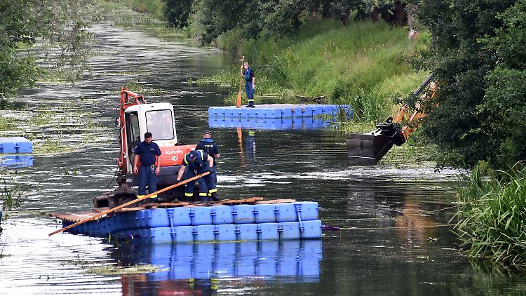 Mit einem großem Bagger der Bundeswehr setzt die Polizei im Uferbereich der Nuthe die Suche nach dem vermissten Elias aus Potsdam fort.