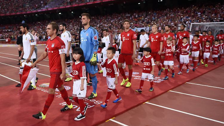 Die Bayern laufen im Testpiel gegen den FC Valencia vor der beeindruckenden Kulisse von 49.000 Zuschauern auf.