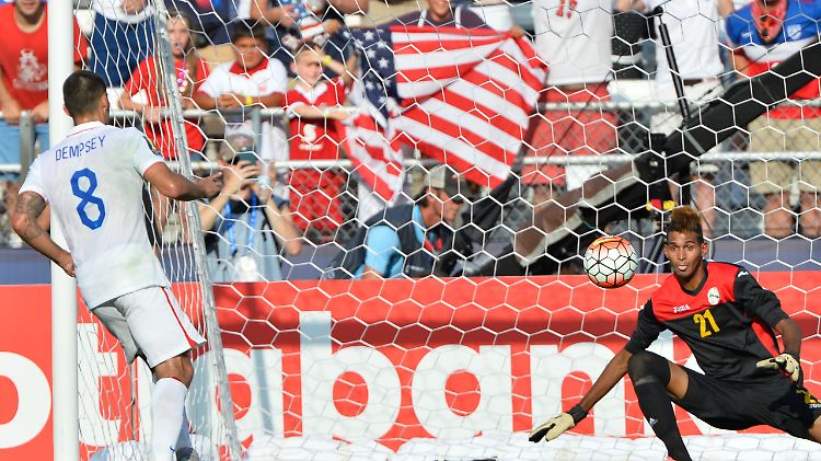 Clint Dempsey beim Elfmeter gegen Kubas Torhüter Disovelis Guerra.