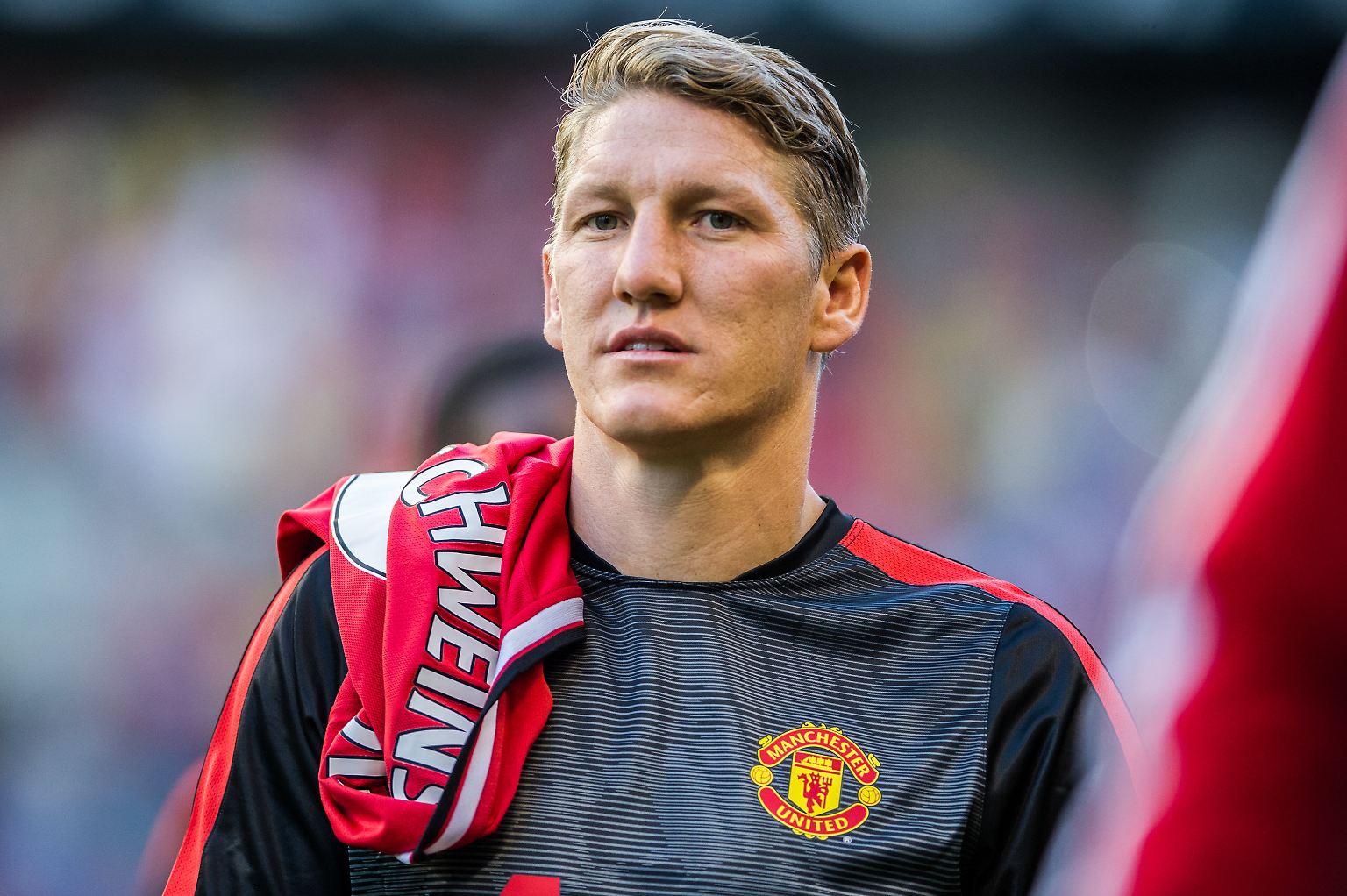 Bastian Schweinsteiger im Trikot von Manchester United ist schon ein ungewohnter Anblick, doch er trägt gleich bei seiner Dienstreisen-Premiere die Nummer eines Chefs. 
