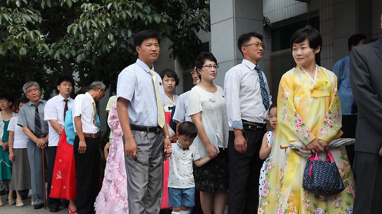 Eine lange Schlange vor einem Wahllokal in Pjöngjang.