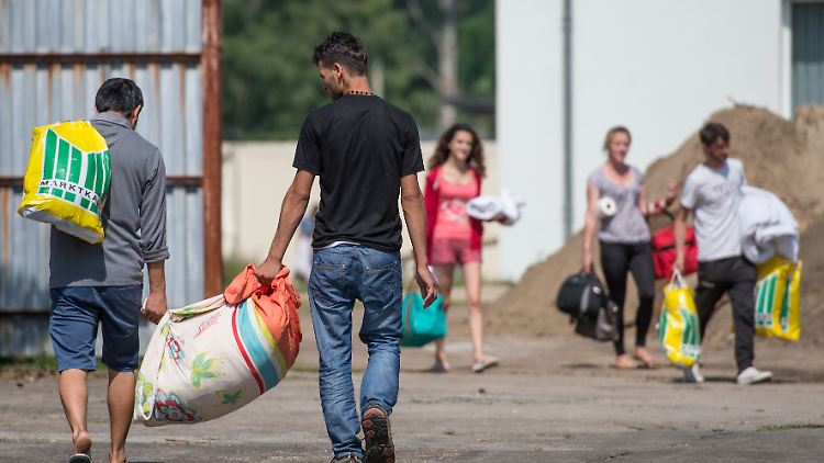 Die Zahl der Angriffe auf Flüchtlinge ist gestiegen. Hier  in der Zentralen Erstaufnahmestelle des Landes Brandenburg in Eisenhüttenstadt leben Asylbewerber auch in Zelten.