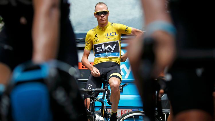 Christopher Froome wartet auf den Start der 183 km langen 15. Etappe von Mende nach Valence - er wird dabei von der Polizei geschützt.