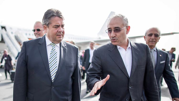 Gabriel wird in Teheran vom iranischen Vize-Ölminister Amir Hossein Zamaninia (r.) begrüßt.