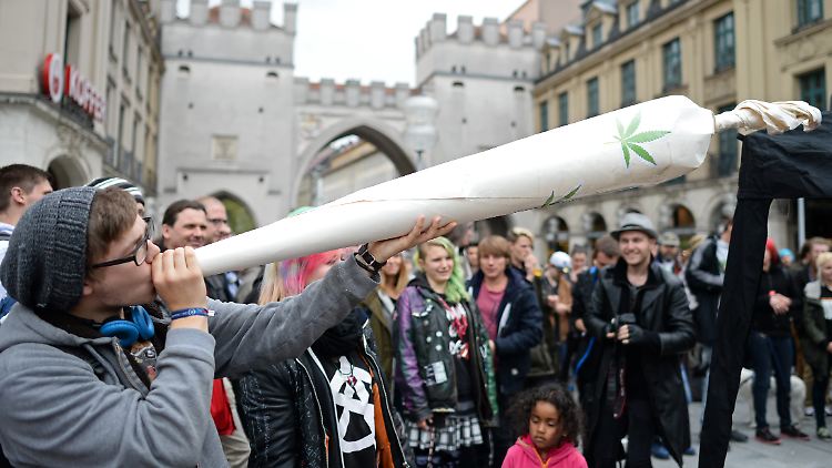 Demonstranten fordern die Legalisierung von Cannabis wie hier im Mai auf dem Stachus in München.