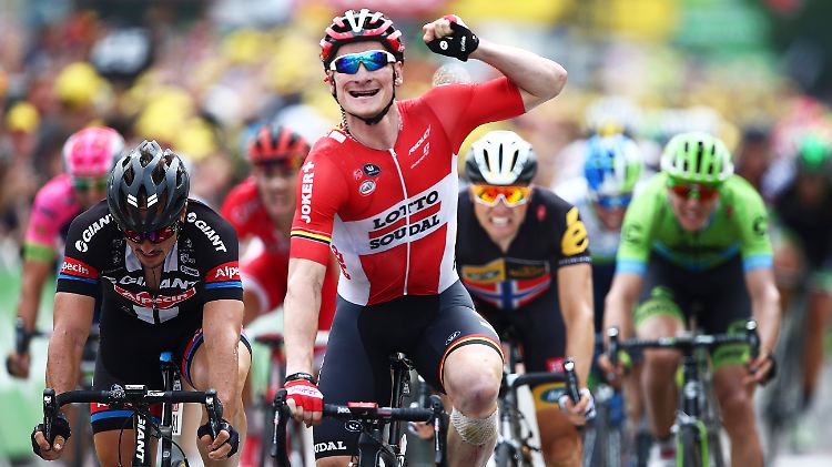 André Greipel erreicht das Ziel in Valence als Erster- er darf bereits zum dritten Mal jubeln.