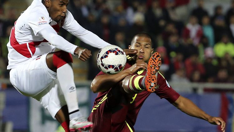 Der Peruaner Ascues (li.) überzeugt bei der Copa America wie hier gegen Venezuela.