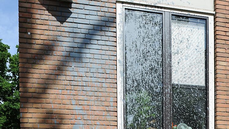 Rund 15 Vermummte besprühten den Sitz von Bremens Innensenator mit Farbe und warfen Fensterscheiben ein.