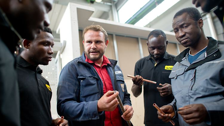 Die Flüchtlinge dürften während ihrer Ausbildung und in den zwei Jahren danach nicht ausgewiesen werden, fordert der Handwerkspräsident.