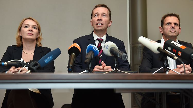 Ulrike Trebesius mit Bernd Lucke und dessen Stellvertreter Bernd Kölmel bei der Parteigründung am Wochenende in Kassel