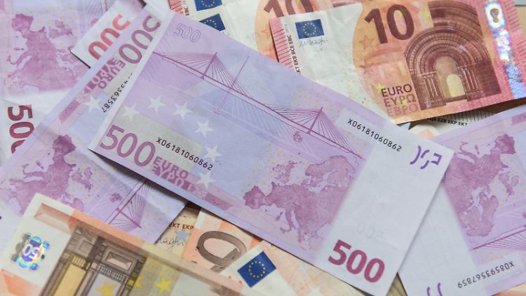 Private Haushalte investierten auch im zweiten Quartal bevorzugt in kurzfristige Bankeinlagen, sowie Verischerungen und Pensionseinrichtungen.