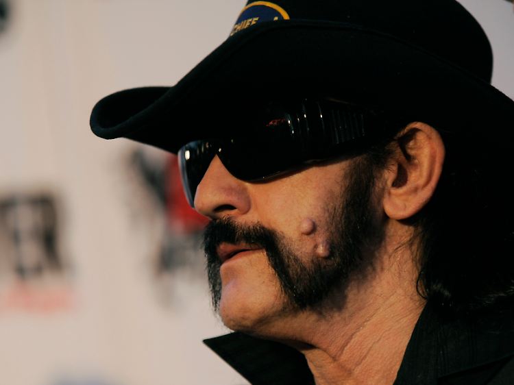 Nun ja, der Hübscheste war Lemmy noch nie - muss er ja aber auch nicht sein.