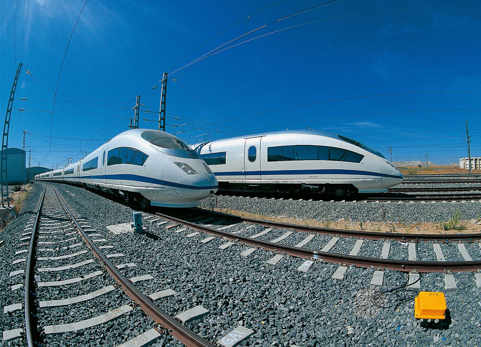 Schnell, sicher und energiesparend - so stellen sich die internationalen Bahntechnikriesen die Züge der Zukunft vor. Siemens ...