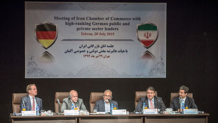 Eric Schweitzer (l.) und Sigmar Gabriel (2.v.r.) im Kreis der iranischen Vertreter.