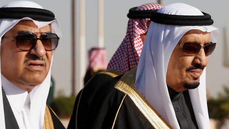 Der Kronprinz Mohammed (li.) und König Salman.